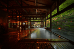 八右衛門の湯【内湯】木の温もりが感じられる落ち着いた空間