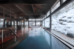 冬の八右衛門の湯【内湯】木の温もりが感じられる落ち着いた空間