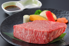 ヒレ肉は1頭あたり約3%しかとれないといわれる希少部位のひとつ。やわらかな肉質が魅力の山形牛ヒレステーキをご堪能ください。