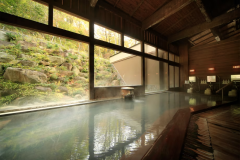 【秋】硫黄泉100%自慢の乳白色、掛け流し天然温泉