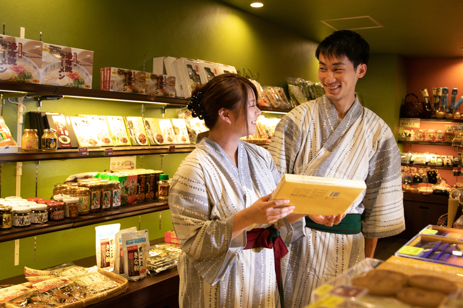 「お土産はどれにしようかな…？」大分県の名産をそろえた《豊の辻》は選びきれないほど充実の品揃え