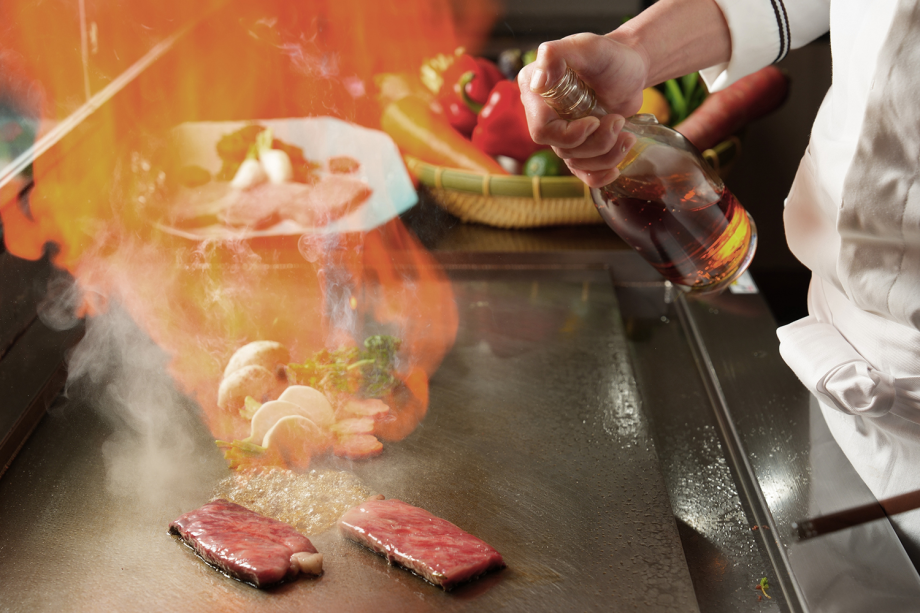 ライブキッチンで出来立てのお料理や
おおいた和牛などの大分の幸もお楽しみいただけます ライブキッチンで出来立てのお料理や
おおいた和牛などの大分の幸もお楽しみいただけます