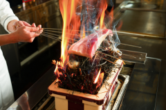 藁焼きもシェフ自ら丁寧に調理！焼き目の香ばしさが口いっぱいにひろがります