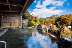 ■ゆふの湯■遠景に由布岳を眺めながら、開放感あふれる湯あみを愉しむ