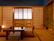 ・【ジャパニーズモダン客室・碧雲】鮮やかな茄子紺の京唐紙が美しい和室でお寛ぎください