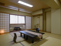 ・【スタンダードルーム】畳と調和したカラーリングが魅力の、落ち着いた雰囲気があるお部屋です