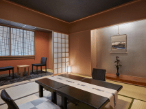 ・【スタンダードルーム】ブラウンのカラーリングがシックでおしゃれ、次の間の窓も個性的なお部屋です