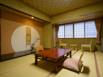 ・【ひのき風呂付客室・円月】床の間、調度品等が和の伝統空間をおしゃれに演出してくれます