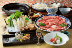 ・【平井牛すき焼き】甘辛い割り下と脂の乗ったお肉が食欲をかきたてます。卵をたっぷりと絡めてどうぞ