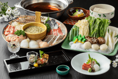 ・【こうろ鍋】海の幸・山の幸と特製つみれが入った鍋です。こうろ自慢の出汁でお召し上がりください