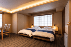 ・【バリアフリールーム/ベッドルーム】ベッド周りもゆとりがあり、移動もスムーズにできます