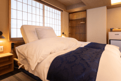 ・【バリアフリールーム/ベッドルーム】リクライニング機能付のベッドを設置。起床もラクラクです