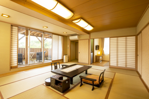 Chambre de style japonais avec terrasse en bois et machine de massage (premium)
