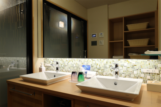 Bain semi-ouvert + sauna + bain froid + salon + chambre "Tenyumi"