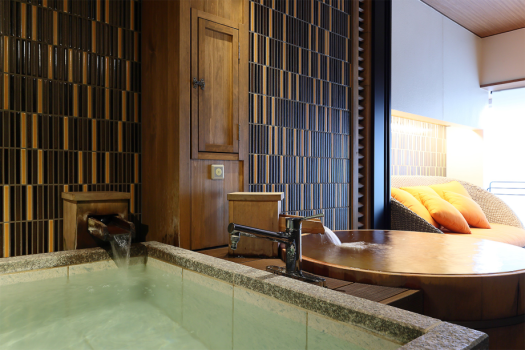 Bain semi-ouvert + sauna + bain froid + chambre king size "Tama"