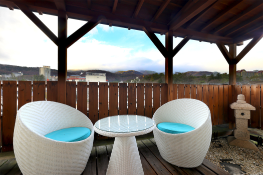 Chambre de style japonais avec terrasse en bois et machine de massage (premium)