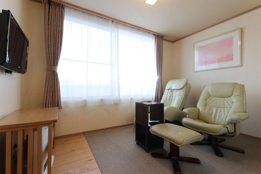 Chambre de style japonais avec terrasse en bois et machine de massage (premium)