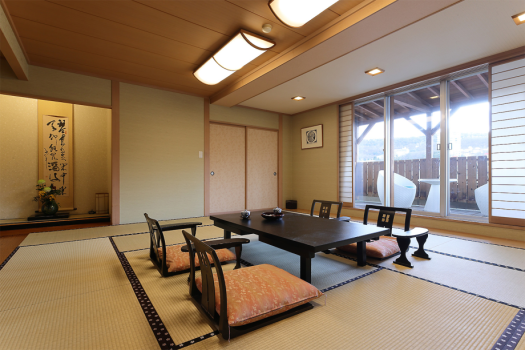 Chambre de style japonais avec terrasse en bois et machine de massage (premium)