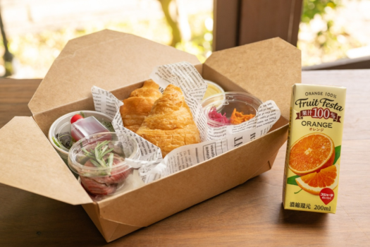 朝食ボックス【クロワッサン・ハムチーズ・サラダ・紫キャベツのザワークラウト・キャロットラペ・タマゴサラダ・ローストビーフ・パックジュース】