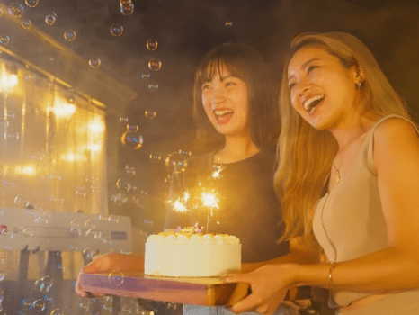 大切なお祝いに。
ケーキのみのご注文からサプライズ演出まで承っております。