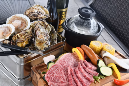 【季節限定メニュー】
厳選した牡蠣とお肉の極上BBQ
牡蠣はなんと！1人1㎏！