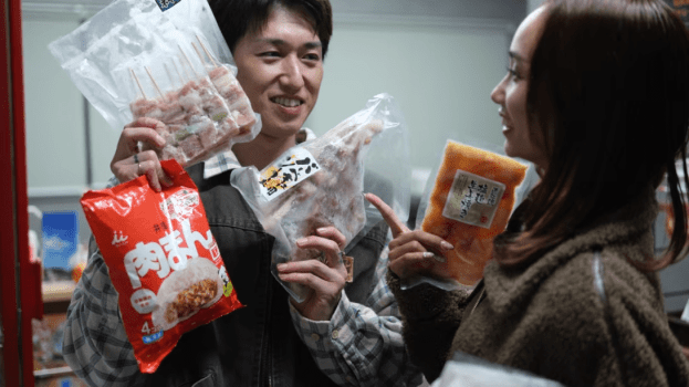 施設内にはSHOPがございます。SHOPではBBQ食材や夜食、お飲み物、アイスなどを販売しておりますので手ぶらOK！