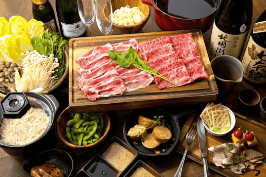 近江牛と国産豚を贅沢に使ったしゃぶしゃぶメニュー。
しゃぶしゃぶ（近江牛バラ・国産豚バラ・農家直送野菜・〆のうどん）/前菜三種盛り/じゃが明太マヨ/燻製枝豆/炊き立て土鍋ご飯