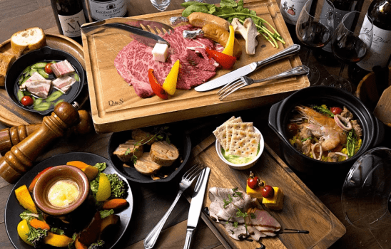 近江牛と地元野菜を使った豪華BBQメニュー
お肉の盛り合わせ(近江牛ロース、近江牛カルビ、国産豚バラ、骨付きウインナ)/土鍋で炊く魚介パエリア/前菜三種盛り/旬の野菜を楽しむ季節のバーニャカウダ/厚切りベーコンとアスパラのアヒージョ/バケット/じゃが明太マヨ