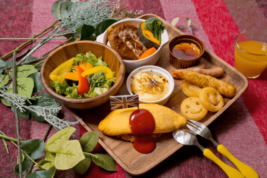 子どもの大好物を詰め込んだキッズプレート
煮込みハンバーグ/オムライス/グラタン/スマイルポテト/ウインナー/エビフライ/サラダ/プリン/本日のジュース