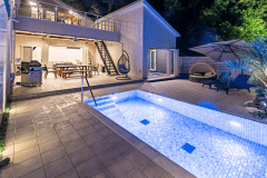 【月の棟】プールサイド