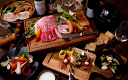 【MENU】
・お肉の盛り合わせ（近江牛ロース、近江牛バラ、国産豚バラ、骨付きウインナー、焼き野菜）/海鮮盛り合わせ（殻付きホタテの醤油バター、海老）/旬の味覚を楽しむ季節のバーニャカウダ/前菜3種盛り合わせ/鶏モモときのこのアヒージョ/フォカッチャ/炊き立て土鍋ご飯