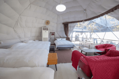 お部屋にはゲージを設置しております。また、滑らないようにマットも敷いているので小型犬も安心！