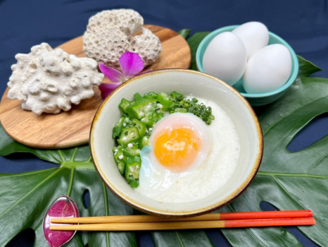 自分で作るネバネバ丼 温泉卵をサンゴで割って 自分で作るネバネバ丼 温泉卵をサンゴで割って