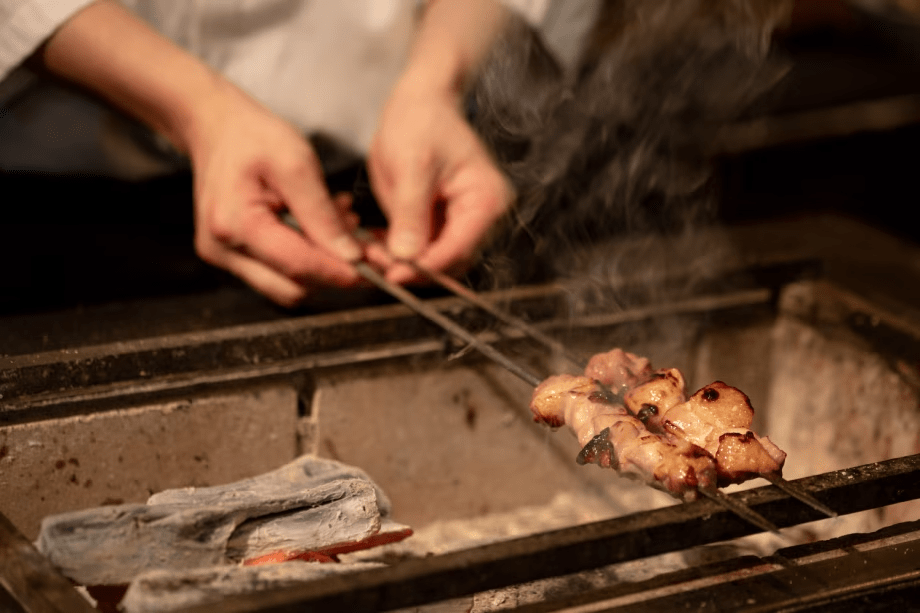 兵庫県産の地鶏を炭火焼きで