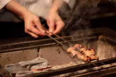 兵庫県産の地鶏を炭火焼きで