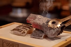 炭火で皮目を炙った魚は絶品