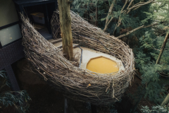 Corvo de Ouro with an open-air bath resembling a treehouse. Corvo de Ouro with an open-air bath resembling a treehouse.