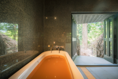 Corvo de Ouro with an open-air bath resembling a treehouse. Corvo de Ouro with an open-air bath resembling a treehouse.