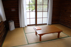 ③内観（入口側から正面　机、窓うつるように）