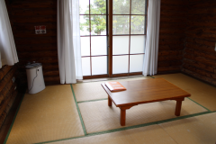 ③内観（入口側から正面　机、窓うつるように）