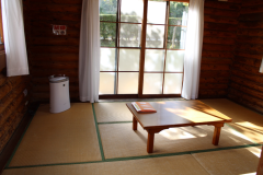 ③内観（入口側から正面　机、窓うつるように）