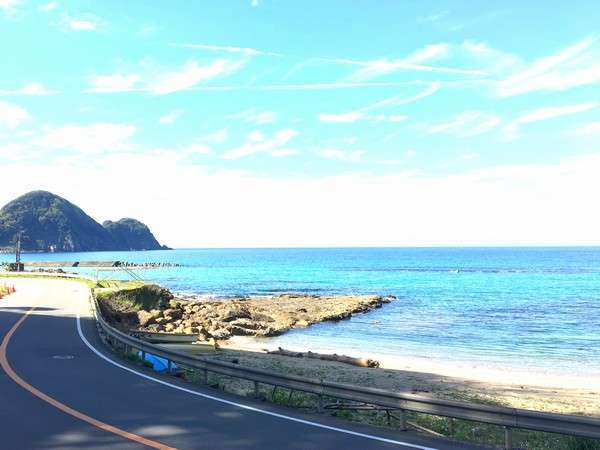 お部屋から見える景色(夏)。左の島は寝そべる「キューピー」に見えます♪ お部屋から見える景色(夏)。左の島は寝そべる「キューピー」に見えます♪