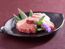 但馬牛は炭火で焼きます！カニ牛よくばりコースの他、別注でもご注文いただけます。