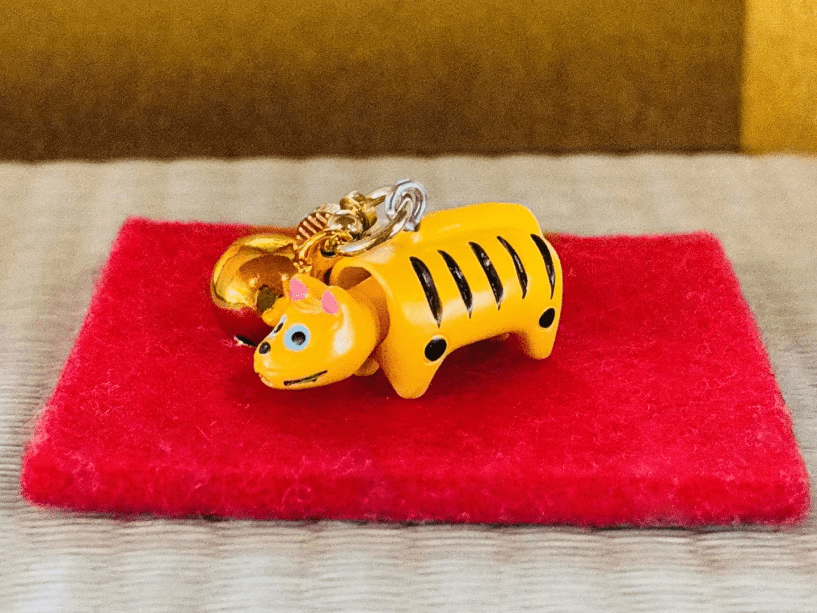 【張り子の虎のキーホルダー】
寅の日プランでご予約の1グループ（1組）につき一つご用意。
旅の余韻とともに、日常にそっと福を運ぶお守りとしてお持ち帰りください。