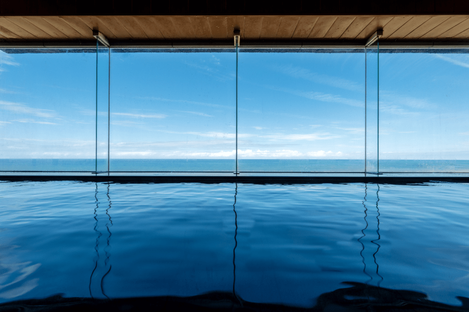 【2階大浴場】
湯に浸かった視界がこちら！
まるで海に浸かっているような一体感♪