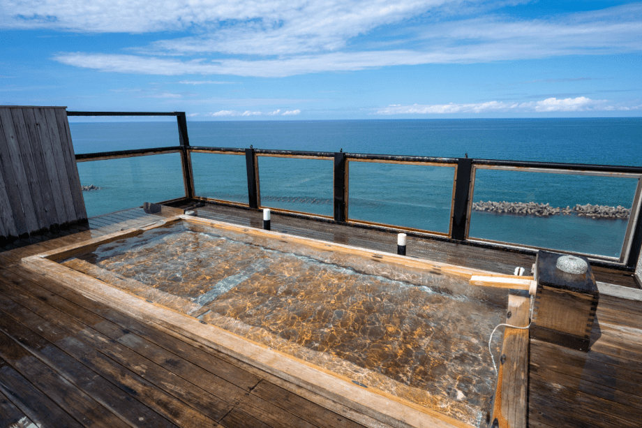 【展望露天風呂】
青空と眼下に海を望む開放的な展望r露天風呂