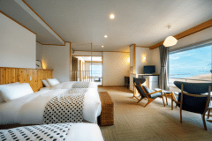 【オーシャンスイート】
広々客室！3世代旅行でもご家族一緒にお過ごしいただけます（一例）