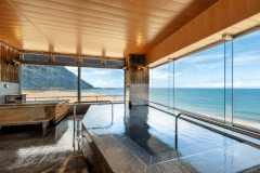 【2階大浴場】
趣きの異なる浴槽を完備！２階大浴場（女湯）