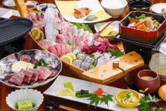 旬の鮮魚が並ぶ舟盛りを、和牛ステーキとともに 旬の鮮魚が並ぶ舟盛りを、和牛ステーキとともに