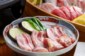 ハーブ鶏&コメの恵み豚を鉄板焼肉でお召し上がりください ハーブ鶏&コメの恵み豚を鉄板焼肉でお召し上がりください